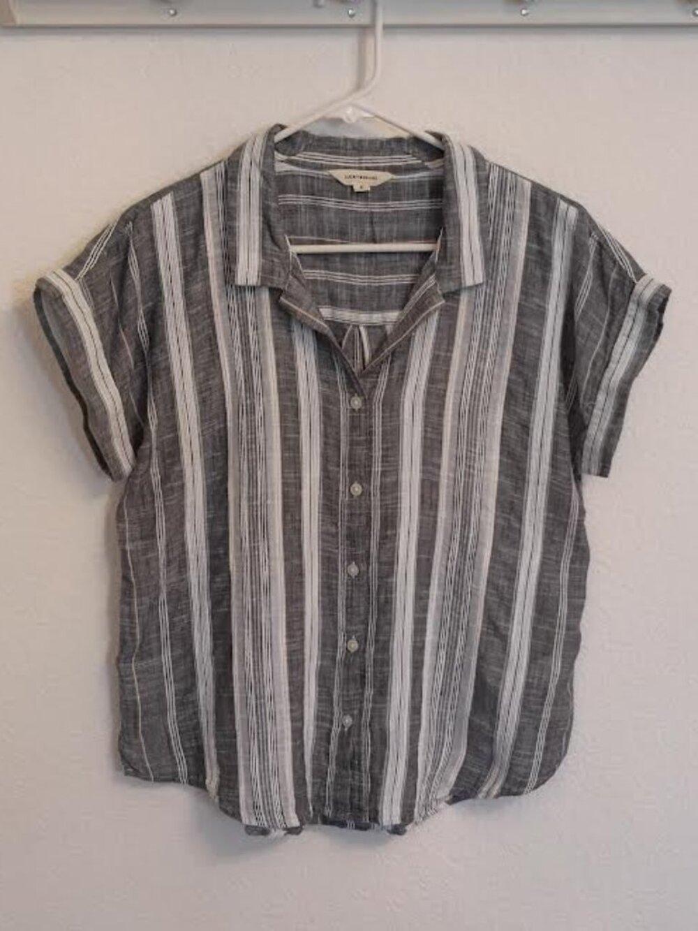 LUCKY BRAND WOMEN'S TOP GRAY BLUE STRIPED BUTTON UP CAP SLEEVE COTTON SIZE SMALL